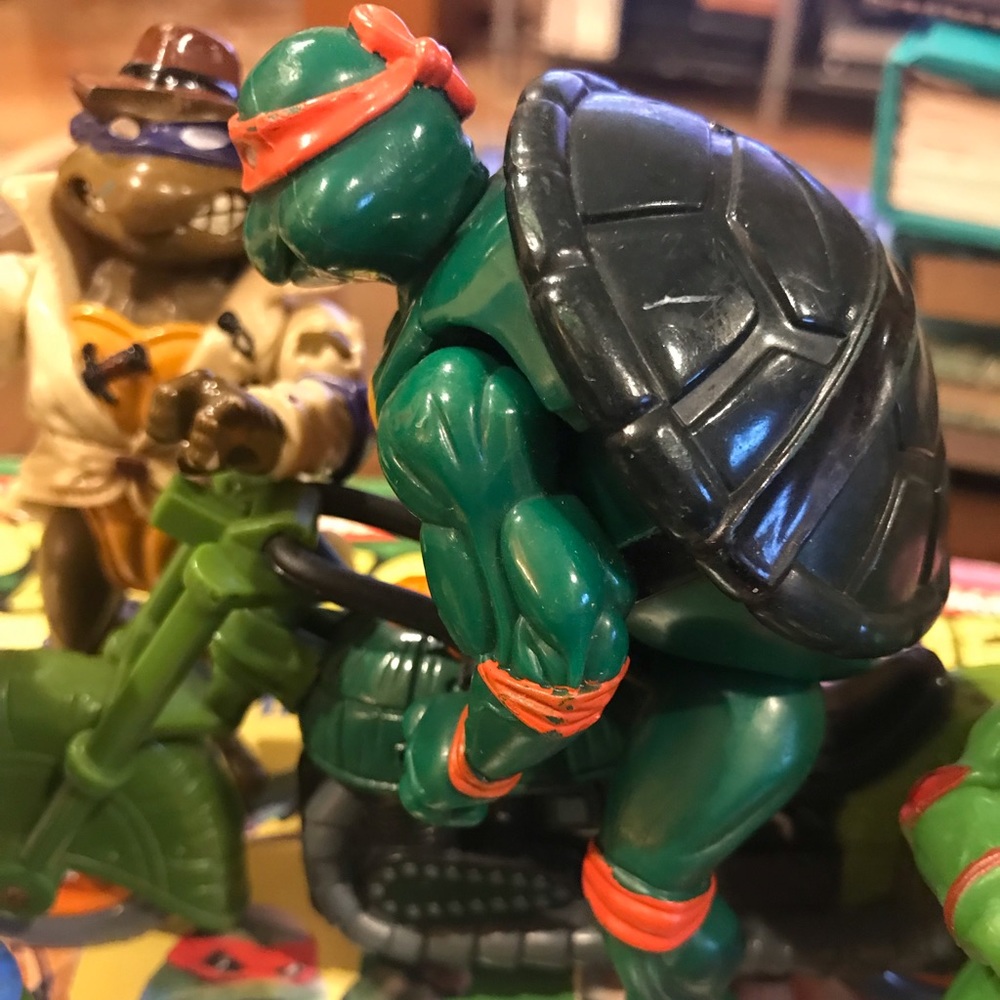 ~~~~~~~~~~~ SOLD__FOUR MOVEABLE NINJA TURTLES/THE NINJA TURTLE MOTORCYCLE/BOOKS - Picture 4 of 16